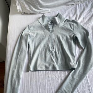 Aritzia Sunday Best 1/2 zip long sleeve cropped, size XS.